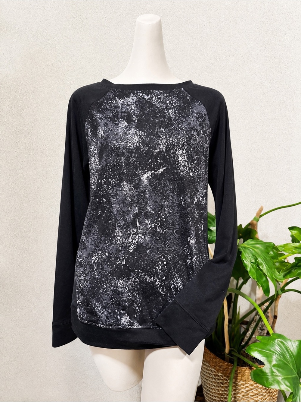 Under Armour Black Marble-Effect Raglan Long-Sleeve Top